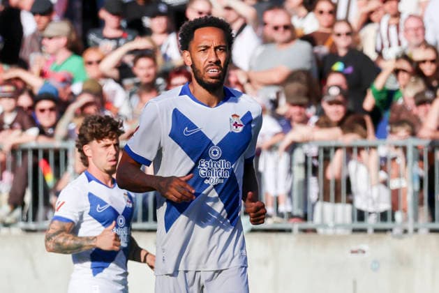 Pierre-Emerick Aubameyang (Deportivo La Coruna) looks on during the pre-season friendly match between FC St. Pauli and RC Deportivo La Corunaat Millerntor Stadium on August 1, 2026 in Hamburg, Germany. (Photo by Marco Steinbrenner DeFodi Images) - *** Pierre-Emerick Aubameyang of Deportivo La Coruna watches during the preseason friendly match between FC St. Pauli and RC Deportivo La Coruna at Millerntor Stadium on August 1, 2026, in Hamburg, Germany. Photo by Marco Steinbrenner, DeFodi Images