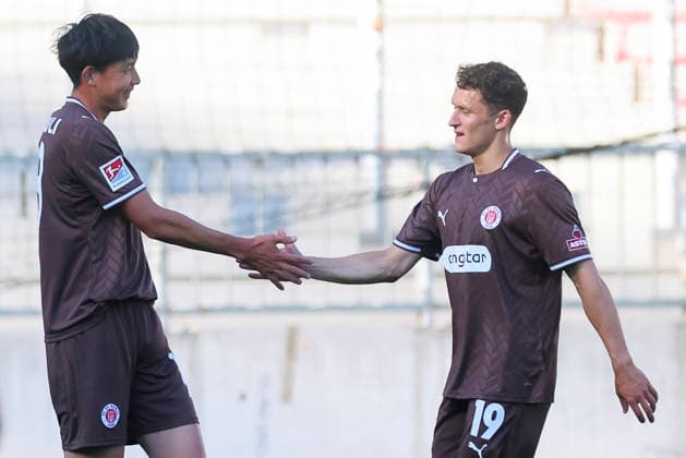 Taichi Hara (FC St. Pauli) celebrates after scoring his teams first goal with Martijn Kaars (FC St. Pauli) during the pre-season friendly match between FC St. Pauli and RC Deportivo La Corunaat Millerntor Stadium on August 1, 2026 in Hamburg, Germany. (Photo by Marco Steinbrenner DeFodi Images) - *** Taichi Hara of FC St. Pauli celebrates after scoring his team s first goal against Martijn Kaars of FC St. Pauli during the preseason friendly match between FC St. Pauli and RC Deportivo La Coruna at Millerntor Stadium on August 1, 2026, in Hamburg, Germany. Photo by Marco Steinbrenner, DeFodi Images