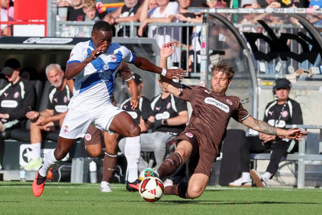 Bil Nsongo (Deportivo La Coruna) und Marcus Mathisen (FC St. Pauli) battle for the ball during the pre-season friendly match between FC St. Pauli and RC Deportivo La Corunaat Millerntor Stadium on August 1, 2026 in Hamburg, Germany. (Photo by Marco Steinbrenner DeFodi Images) - *** Bil Nsongo of Deportivo La Coruna and Marcus Mathisen of FC St. Pauli battle for the ball during the preseason friendly match between FC St. Pauli and RC Deportivo La Coruna at Millerntor Stadium on August 1, 2026, in Hamburg, Germany. Photo by Marco Steinbrenner, DeFodi Images