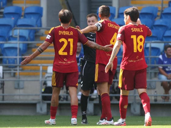 SOCCER - Friendly Match - Cardiff vs. Roma Photo by IPA ABACAPRESS.COM87162397 - August 1, 2026: Cardiff City vs. Roma (Friendly). Sports; Soccer; Pictured: Dybala and Cristante with the referee (Photo by Gino Mancini) Cardiff  Copyright: xIPAxSport ABACAx
