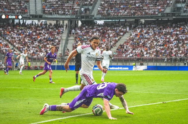 Fussball: Österreich: Internationales Testspiel 2026 2027 - 01.08.2026 - Real Madrid vs. AC Florenz (Fiorentina) - Wörthersee Stadion (Klagenfurt, Österreich); Alejandro Jimenez Sanchez (ACF Fiorentina) mit Alvaro Carreras (Real Madrid C.F.) *** Soccer Austria International Friendly Match 2026 2027 01 08 2026 Real Madrid vs. AC Florence (Fiorentina) Wörthersee Stadium, Klagenfurt, Austria Alejandro Jimenez Sanchez ACF Fiorentina with Alvaro Carreras Real Madrid C F Copyright: xLukasxBierederx