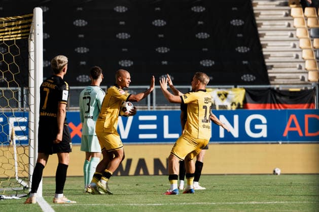 Niederlande Deutschland: Fußball Testspiel Männer 2026 - 2027 - Roda JC Kerkrade vs. Alemannia Aachen - Parkstad Limburg Stadion, 3 : 1 , Anschlusstor Anthony van den Hurk (Roda JC Kerkrade, 9), Jubel mit Fynn Schengen (Roda JC Kerkrade, 18) *** Netherlands vs. Germany Men s Soccer Friendly 2026 2027 Roda JC Kerkrade vs. Alemannia Aachen Parkstad Limburg Stadium, 3–1, goal by Anthony van den Hurk (Roda JC Kerkrade), 9, Celebration with Fynn Schengen of Roda JC Kerkrade, 18 Copyright: xThiemoxRudolphx
