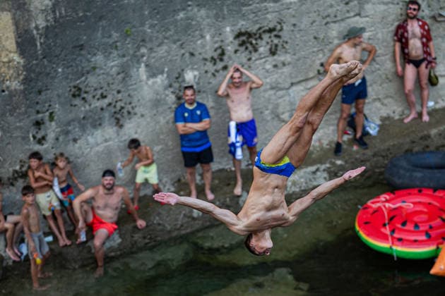 Red Bull Cliff Diving spectacle draws thousands of spectators to Mostar MOSTAR, BOSNIA AND HERZEGOVINA - AUGUST 01: The world s top cliff divers gather in Mostar, Bosnia and Herzegovina for the Red Bull Cliff Diving World Series, held at the iconic Old Bridge, one of the country s most recognizable landmarks on August 01, 2026. Athletes performed dives from heights of 27 meters for men and 21 meters for women, showcasing exceptional precision, technique and courage before thousands of spectators lining the banks of the Neretva River and the city s historic Old Town. Mostar is once again hosting one of the most spectacular events in the world of extreme sports, bringing together the world s best cliff divers while attracting thousands of local and international visitors. Denis Zuberi Anadolu Mostar Bosnia and Herzegovina. Editorial use only. Please get in touch for any other usage.  Copyright: x2026xAnadoluxDenisxZuberix