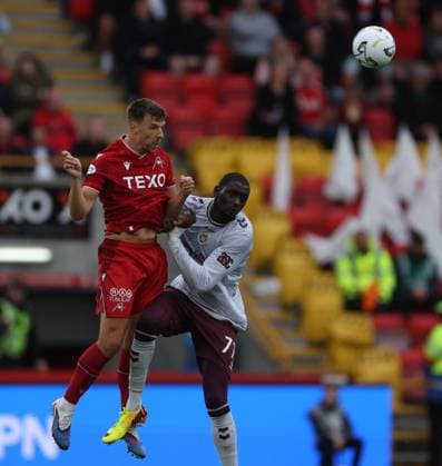 Aberdeen s Brad Lyons and Hearts Amadou Ba-sy Aberdeen v Heart of Midlothian, William Hill Scottish Premiership, Football, Pittodrie, Aberdeen, Scotland, UK - 01 Aug 2026Aberdeen Pittodrie Scotland United Kingdom  Copyright: xRussellxCheyne Shutterstockx 17024383bi