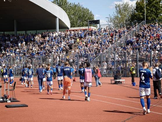 01.08.2026 xkhx Kassel Regionalliga Südwest Saison 2026 2027 - Bundesliga Freundschaftsspiel KSV Hessen Kassel - FC Schalke 04 die mitgereisten Schalker Fans feiern ihre Mannschaft *** August 1, 2026 xkhx Kassel Regional League Southwest 2026–2027 Season Bundesliga Friendly Match KSV Hessen Kassel vs. FC Schalke 04: The traveling Schalke fans celebrate their team