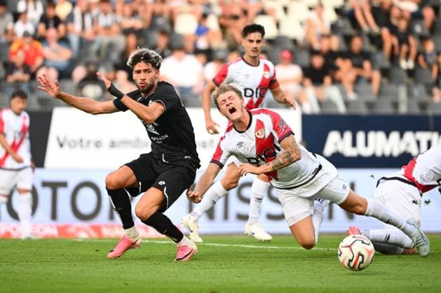 Sporting Charleroi v Rayo Vallecano - Jupiler Pro League Friendly CHARLEROI, BELGIUM - AUGUST 01 : Colassin Antoine midfielder of Sporting Charleroi fights for the ball with Fernandez Pelayo of Rayo Vallecano during the Jupiler Pro League friendly match between Sporting Charleroi and Rayo Vallecano de Madrid on August 1, 2026 in Charleroi, Belgium, 01 08 2026 Charleroi Belgium  Copyright: xVincentxKalutx