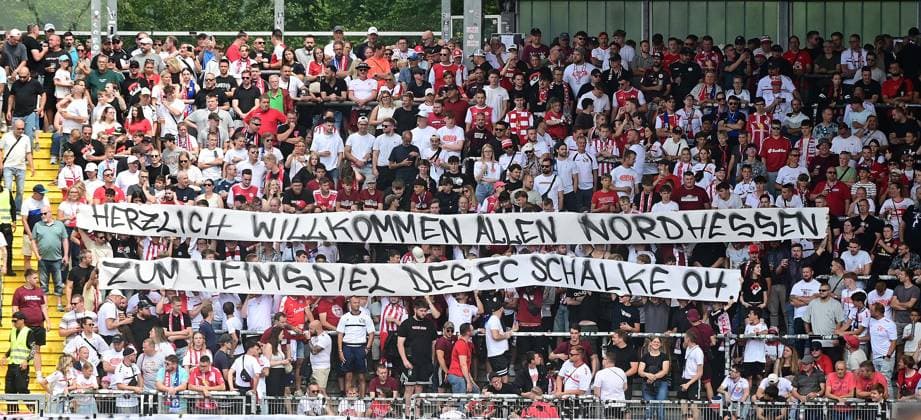 01.08.2026 xkhx Kassel Regionalliga Südwest Saison 2026 2027 - Bundesliga Freundschaftsspiel KSV Hessen Kassel - FC Schalke 04 Die Fans de KSV Hessen heissen die Schalker herzlich willkommen *** August 1, 2026 xkhx Kassel Regional League Southwest 2026–2027 Season Bundesliga Friendly Match KSV Hessen Kassel vs. FC Schalke 04 KSV Hessen fans warmly welcome the Schalke players
