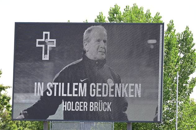 01.08.2026 xkhx Kassel Regionalliga Südwest Saison 2026 2027 - Bundesliga Freundschaftsspiel KSV Hessen Kassel - FC Schalke 04 Gedenken an Holger Brück, der Mitbegründer des KSV Hessen Kassel *** August 1, 2026 xkhx Kassel Regional League Southwest 2026–2027 Season Bundesliga Friendly Match KSV Hessen Kassel vs. FC Schalke 04 In memory of Holger Brück, co-founder of KSV Hessen Kassel