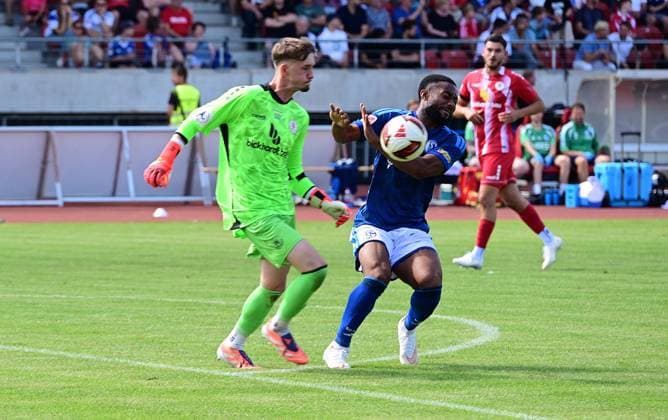 01.08.2026 xkhx Kassel Regionalliga Südwest Saison 2026 2027 - Bundesliga Freundschaftsspiel KSV Hessen Kassel - FC Schalke 04 Bryan Lasme (S04) gegen Torwart Finn Sauer (34, Hessen Kassel) *** August 1, 2026 xkhx Kassel Regional League Southwest 2026–2027 Season Bundesliga Friendly Match KSV Hessen Kassel vs. FC Schalke 04 Bryan Lasme (S04) vs. Goalkeeper Finn Sauer 34, Hessen Kassel