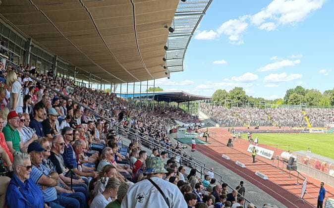 01.08.2026 xkhx Kassel Regionalliga Südwest Saison 2026 2027 - Bundesliga Freundschaftsspiel KSV Hessen Kassel - FC Schalke 04 Panoramabild Blick Zuschaertribüne und Spielfeld *** August 1, 2026 xkhx Kassel Regional League Southwest 2026–2027 Season Bundesliga Friendly Match KSV Hessen Kassel vs. FC Schalke 04 Panoramic view of the stands and the field