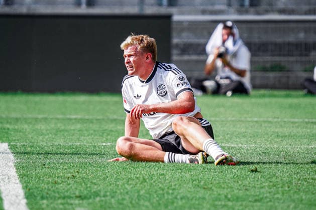 Deutschland: Fussball 2026 2027 , Testspiel , Freundschaftsspiel - SV Waldhof Mannheim vs. SG Einracht Frankfurt - Carl-Benz-Stadion (Mannheim) : Jonathan Burkardt (Eintracht Frankfurt, 9) verletzt am Boden, Verletzung Mannheim Carl-Benz-Stadion Deutschland *** Germany Soccer 2026 2027, Exhibition Match, Friendly Match: SV Waldhof Mannheim vs. SG Eintracht Frankfurt, Carl Benz Stadium, Mannheim, Jonathan Burkardt (Eintracht Frankfurt), No. 9, injured on the ground, injury, Mannheim, Carl Benz Stadium, Germany Copyright: xBennetxLongx