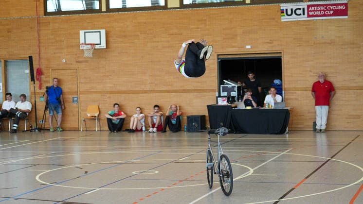 Philipp Thies Rapp beendet seine Kür mit spektakulärem Rückwärts-Salto, RSV Tailfingen, Deutschland Weltcup, Kunstrad, 01.08.2026 Weltcup, Kunstrad, 01.08.2026 Foto: Eibner-Pressefoto Pascal Sattler *** Philipp Thies Rapp finishes his freestyle routine with a spectacular backward somersault, RSV Tailfingen, Germany, World Cup, Artistic Cycling, August 1, 2026, World Cup, Artistic Cycling, August 1, 2026, Photo: Eibner, Press photo by Pascal Sattler Copyright: xEibner-Pressefotox EP_PSR