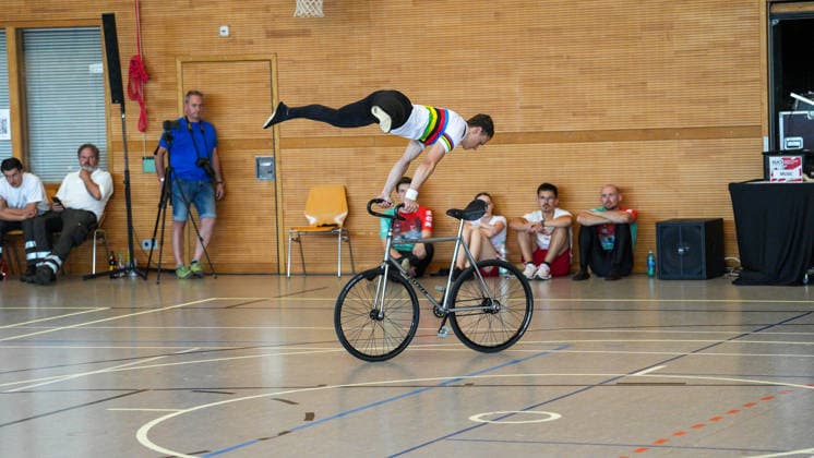 Philipp Thies Rapp mit einem Lenker-Plank während seiner Kür, RSV Tailfingen, Deutschland Weltcup, Kunstrad, 01.08.2026 Weltcup, Kunstrad, 01.08.2026 Foto: Eibner-Pressefoto Pascal Sattler *** Philipp Thies Rapp with a Plank handlebar during his freestyle routine, RSV Tailfingen, Germany, World Cup, Artistic Cycling, August 1, 2026, World Cup, Artistic Cycling, August 1, 2026, Photo by Eibner, Press photo by Pascal Sattler Copyright: xEibner-Pressefotox EP_PSR