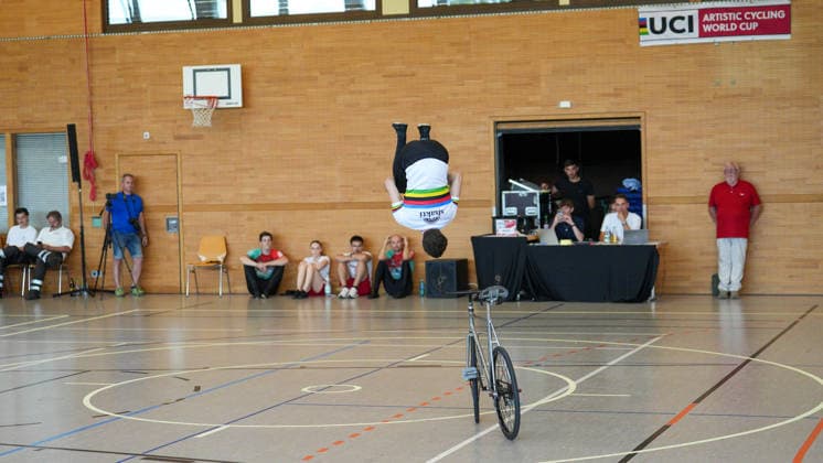 Philipp Thies Rapp beendet seine Kür mit spektakulärem Rückwärts-Salto, RSV Tailfingen, Deutschland Weltcup, Kunstrad, 01.08.2026 Weltcup, Kunstrad, 01.08.2026 Foto: Eibner-Pressefoto Pascal Sattler *** Philipp Thies Rapp finishes his freestyle routine with a spectacular backward somersault, RSV Tailfingen, Germany, World Cup, Artistic Cycling, August 1, 2026, World Cup, Artistic Cycling, August 1, 2026, Photo: Eibner, Press photo by Pascal Sattler Copyright: xEibner-Pressefotox EP_PSR