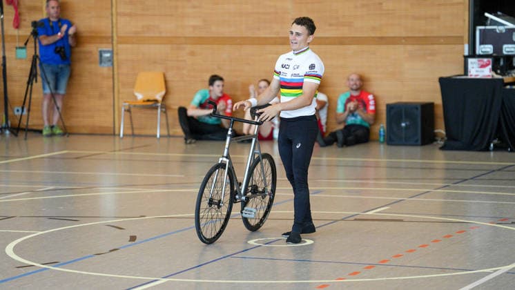 Philipp Thies Rapp beendet seine Kür mit spektakulärem Rückwärts-Salto, RSV Tailfingen, Deutschland Weltcup, Kunstrad, 01.08.2026 Weltcup, Kunstrad, 01.08.2026 Foto: Eibner-Pressefoto Pascal Sattler *** Philipp Thies Rapp finishes his freestyle routine with a spectacular backward somersault, RSV Tailfingen, Germany, World Cup, Artistic Cycling, August 1, 2026, World Cup, Artistic Cycling, August 1, 2026, Photo: Eibner, Press photo by Pascal Sattler Copyright: xEibner-Pressefotox EP_PSR