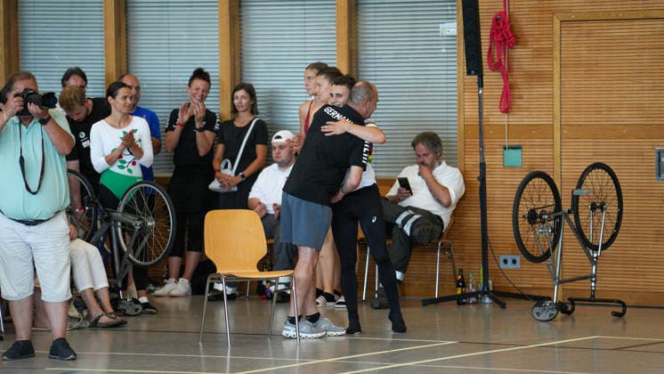 Philipp Thies Rapp umarmt seinen Trainer Dieter Maute nach seiner erfolgreichen Kür, RSV Tailfingen, Deutschland Weltcup, Kunstrad, 01.08.2026 Weltcup, Kunstrad, 01.08.2026 Foto: Eibner-Pressefoto Pascal Sattler *** Philipp Thies Rapp hugs his coach, Dieter Maute, after his successful freestyle routine, RSV Tailfingen, Germany, World Cup, Artistic Cycling, August 1, 2026, World Cup, Artistic Cycling, August 1, 2026, Photo: Eibner Press Photo, Pascal Sattler Copyright: xEibner-Pressefotox EP_PSR