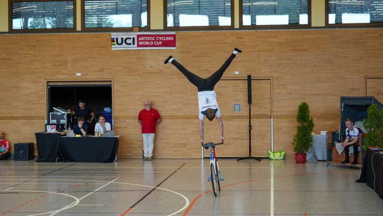 Jonas Beiter mit einem Lenker-Handstand während seiner Kür, RV Trillfingen, Deutschland, Weltcup, Kunstrad, 01.08.2026 Weltcup, Kunstrad, 01.08.2026 Foto: Eibner-Pressefoto Pascal Sattler *** Jonas Beiter performing a handlebar handstand during his routine, RV Trillfingen, Germany, World Cup, Artistic Cycling, August 1, 2026 World Cup, Artistic Cycling, August 1, 2026 Photo: Eibner Press Photo by Pascal Sattler Copyright: xEibner-Pressefotox EP_PSR