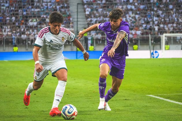 Fussball: Österreich: Internationales Testspiel 2026 2027 - 01.08.2026 - Real Madrid vs. AC Florenz (Fiorentina) - Wörthersee Stadion (Klagenfurt, Österreich); Arda Güler (Real Madrid C.F.) mit Victor Valdefinas Talavera (ACF Fiorentina) *** Soccer Austria International Friendly 2026 2027 01 08 2026 Real Madrid vs. AC Florence (Fiorentina) Wörthersee Stadium, Klagenfurt, Austria Arda Güler (Real Madrid C F) with Victor Valdefinas Talavera (ACF Fiorentina) Copyright: xLukasxBierederx