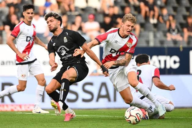 Sporting Charleroi v Rayo Vallecano - Jupiler Pro League Friendly CHARLEROI, BELGIUM - AUGUST 01 : Colassin Antoine midfielder of Sporting Charleroi fights for the ball with Fernandez Pelayo of Rayo Vallecano during the Jupiler Pro League friendly match between Sporting Charleroi and Rayo Vallecano de Madrid on August 1, 2026 in Charleroi, Belgium, 01 08 2026 Charleroi Belgium  Copyright: xVincentxKalutx
