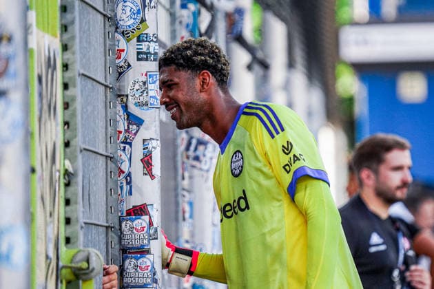 Deutschland: Fussball 2026 2027 , Testspiel , Freundschaftsspiel - SV Waldhof Mannheim vs. SG Einracht Frankfurt - Carl-Benz-Stadion (Mannheim) : Kaua Santos Kaua Santos (Eintracht Frankfurt, 40) am Zaun bei den Fans, Mimik, Gesichtsausdruck, Emotion Mannheim Carl-Benz-Stadion Deutschland *** Germany Soccer 2026 2027, Exhibition Match, Friendly Match SV Waldhof Mannheim vs. SG Eintracht Frankfurt, Carl Benz Stadium, Mannheim, Kaua Santos, Kaua Santos, Eintracht Frankfurt, 40 fans at the fence, facial expressions, emotions, Mannheim, Carl Benz Stadium, Germany Copyright: xBennetxLongx