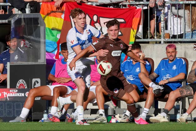Xabier Camppos Pinilla (Deportivo La Coruna) und Arkadiusz Pyrka (FC St. Pauli) battle for the ball during the pre-season friendly match between FC St. Pauli and RC Deportivo La Corunaat Millerntor Stadium on August 1, 2026 in Hamburg, Germany. (Photo by Marco Steinbrenner DeFodi Images) - *** Xabier Camppos Pinilla of Deportivo La Coruna and Arkadiusz Pyrka of FC St. Pauli battle for the ball during the preseason friendly match between FC St. Pauli and RC Deportivo La Coruna at Millerntor Stadium on August 1, 2026, in Hamburg, Germany. Photo by Marco Steinbrenner, DeFodi Images