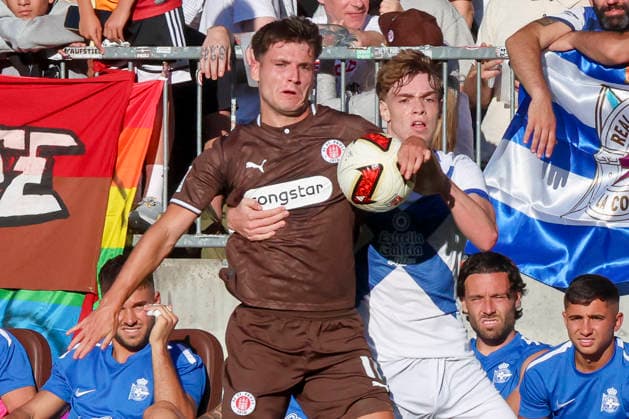 Arkadiusz Pyrka (FC St. Pauli) und Xabier Camppos Pinilla (Deportivo La Coruna) battle for the ball during the pre-season friendly match between FC St. Pauli and RC Deportivo La Corunaat Millerntor Stadium on August 1, 2026 in Hamburg, Germany. (Photo by Marco Steinbrenner DeFodi Images) - *** Arkadiusz Pyrka of FC St. Pauli and Xabier Camppos Pinilla of Deportivo La Coruna battle for the ball during the preseason friendly match between FC St. Pauli and RC Deportivo La Coruna at Millerntor Stadium on August 1, 2026, in Hamburg, Germany. Photo by Marco Steinbrenner, DeFodi Images