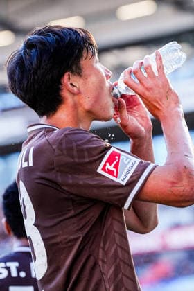 Deutschland: Fußball 2. Bundesliga 2026 27, Vorbereitungsspiel FC St. Pauli vs Deportivo de A Coruna Millerntor-Stadion (Hamburg): Taichi Hara (FC St. Pauli, 18), trinkt, Hydration Break, Trinkpause *** Germany Soccer 2. Bundesliga 2026–27, Preseason Match: FC St. Pauli vs. Deportivo de A Coruna, Millerntor Stadium, Hamburg; Taichi Hara (FC St. Pauli), 18, drinks, hydration break Copyright: xStefanxTrochax
