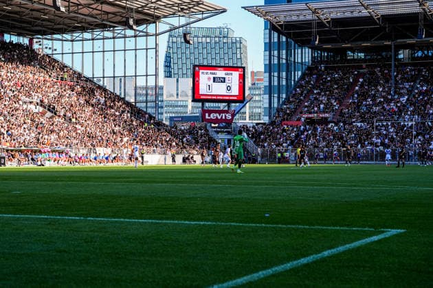 Deutschland: Fußball 2. Bundesliga 2026 27, Vorbereitungsspiel FC St. Pauli vs Deportivo de A Coruna Millerntor-Stadion (Hamburg): Anzeigetafel, lauer Sommerkick, Millerntor-Hochhaus *** Germany Soccer 2. Bundesliga 2026–27, Preseason Match: FC St. Pauli vs. Deportivo de A Coruna, Millerntor Stadium, Hamburg, Scoreboard, Mild Summer Match, Millerntor High-Rise Copyright: xStefanxTrochax