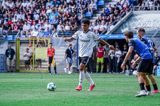 Deutschland: Fussball 2026 2027 , Testspiel , Freundschaftsspiel - SV Waldhof Mannheim vs. SG Einracht Frankfurt - Carl-Benz-Stadion (Mannheim) : Can Uzun (Eintracht Frankfurt, 42) am Ball, im Ballbesitz Mannheim Carl-Benz-Stadion Deutschland *** Germany Soccer 2026 2027, Exhibition Match, Friendly Match: SV Waldhof Mannheim vs. SG Eintracht Frankfurt, Carl Benz Stadium, Mannheim, Can Uzun, Eintracht Frankfurt, 42% possession, Mannheim, Carl Benz Stadium, Germany Copyright: xBennetxLongx