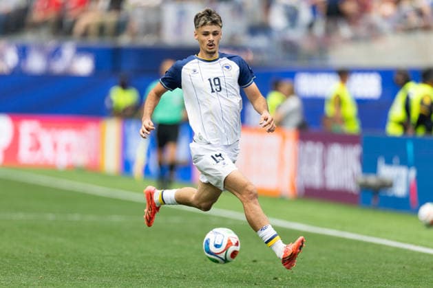 INGLEWOOD, CA - JUNE 18: Kerim Alajbegovic 19 of Bosnia and Herzegovina tracks the ball during the FIFA World Cup, WM, Weltmeisterschaft, Fussball 2026 Group B match between Switzerland and Bosnia and Herzegovina on June 18, 2026 at Los Angeles Stadium in Inglewood, CA. (Photo by Karl Anderson Icon Sportswire) SOCCER: JUN 18 FIFA World Cup 26 Group B - Switzerland vs Bosnia and Herzegovina EDITORIAL USE ONLY Icon272260618113