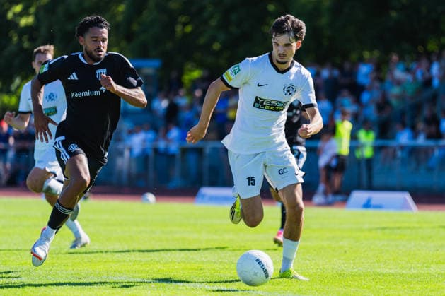Elano Yegen (1. FC Bocholt, 03) verfolgt Armin Deljkovic (VFB Hilden, 15) der den Ball hat VFB Hilden vs. 1. FC Bocholt, Fussball, Regionalliga-West, 01.Spieltag, Saison 2026 27, 01.08.2026, VFB Hilden vs. 1. FC Bocholt, Fussball, Regionalliga-West, 01.Spieltag, Saison 2026 27, 01.08.2026 Hilden *** Elano Yegen (1 FC Bocholt), No. 03, is marked by Armin Deljkovic (VFB Hilden), No. 15, who has the ball. VFB Hilden vs. 1 FC Bocholt, Soccer, Regionalliga West, Matchday 1, 2026–27 Season, August 1, 2026, VFB Hilden vs. 1 FC Bocholt, Soccer, Regionalliga West, Matchday 1, 2026–27 Season, August 1, 2026, Hilden Copyright: xEibner-Pressefoto LukasxBaldygax EP_LBA