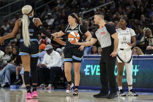 CHICAGO, USA - August 1: Dana Evans (11 Las Vegas Aces) and DiJonai Carrington (7 Chicago Sky) argue during the game between the Chicago Sky and Las Vegas Aces at the United Center on Saturday, August 1 in Chicago, USA  Copyright: xShainaxBenhiyoun SPPx Sportspressphoto_SPR198987