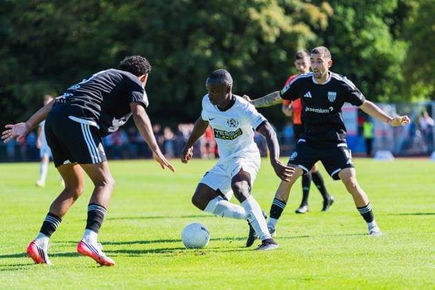 Elano Yegen (1. FC Bocholt, 03), Mohamed Cisse (VFB Hilden, 13) am Ball, Marlon Frey (1. FC Bocholt, 18)dahinter VFB Hilden vs. 1. FC Bocholt, Fussball, Regionalliga-West, 01.Spieltag, Saison 2026 27, 01.08.2026, VFB Hilden vs. 1. FC Bocholt, Fussball, Regionalliga-West, 01.Spieltag, Saison 2026 27, 01.08.2026 Hilden *** Elano Yegen (1 FC Bocholt), 03; Mohamed Cisse (VFB Hilden), 13 with the ball; Marlon Frey (1 FC Bocholt), 18 behind him; VFB Hilden vs. 1 FC Bocholt, Soccer, Regionalliga West, Matchday 1, 2026–27 season, August 1, 2026, VFB Hilden vs. 1 FC Bocholt, soccer, Regionalliga West, Matchday 1, 2026–27 season, August 1, 2026, Hilden Copyright: xEibner-Pressefoto LukasxBaldygax EP_LBA