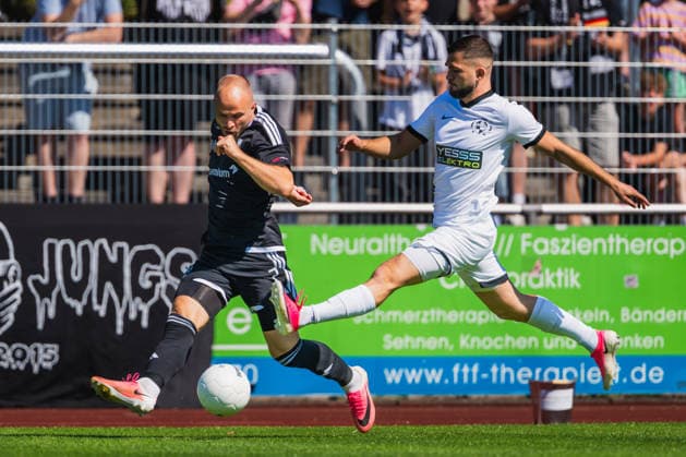 Patrick Kurzen (1. FC Bocholt, 07) versucht zu flanken, Arton Tolaj (VFB Hilden, 03) versucht zu blocken VFB Hilden vs. 1. FC Bocholt, Fussball, Regionalliga-West, 01.Spieltag, Saison 2026 27, 01.08.2026, VFB Hilden vs. 1. FC Bocholt, Fussball, Regionalliga-West, 01.Spieltag, Saison 2026 27, 01.08.2026 Hilden *** Patrick Kurzen (1 FC Bocholt, No. 07) attempts a cross; Arton Tolaj (VFB Hilden, No. 03) attempts a block. VFB Hilden vs. 1 FC Bocholt, Soccer, Regionalliga West, Matchday 1, 2026–27 Season, August 1, 2026, VFB Hilden vs. 1 FC Bocholt, Soccer, Regionalliga West, Matchday 1, 2026–27 Season, August 1, 2026, Hilden Copyright: xEibner-Pressefoto LukasxBaldygax EP_LBA