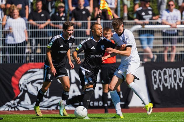Lennart Garlipp (1. FC Bocholt, 15), Stipe Batarilo-Cerdic (1. FC Bocholt, 08) schubst Len Heinson (VFB Hilden, 27) im Kampf um den Ball VFB Hilden vs. 1. FC Bocholt, Fussball, Regionalliga-West, 01.Spieltag, Saison 2026 27, 01.08.2026, VFB Hilden vs. 1. FC Bocholt, Fussball, Regionalliga-West, 01.Spieltag, Saison 2026 27, 01.08.2026 Hilden *** Lennart Garlipp, 1 FC Bocholt, 15, and Stipe Batarilo Cerdic, 1 FC Bocholt, 08, shove Len Heinson, VFB Hilden, 27, as they battle for the ball in the VFB Hilden vs. 1 FC Bocholt match, soccer, Regionalliga West, Matchday 01, 2026–27 season, August 1, 2026, VFB Hilden vs. 1 FC Bocholt, soccer, Regionalliga West, Matchday 1, 2026–27 season, August 1, 2026, Hilden Copyright: xEibner-Pressefoto LukasxBaldygax EP_LBA