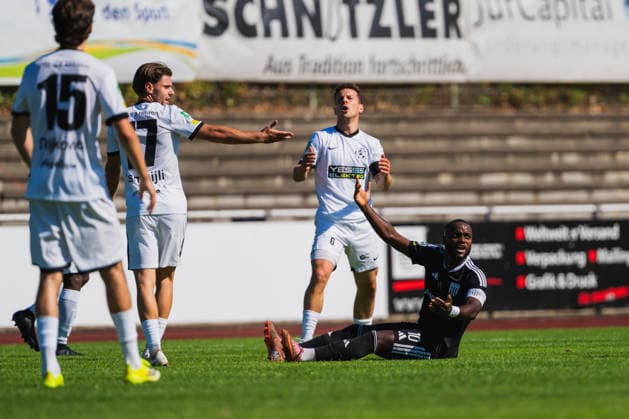 Venhar Ismailji (VFB Hilden, 17) und Lukas Lier (VFB Hilden, 08) unzufireden mit dem Foulpfiff, Arnold Budimbu (1. FC Bocholt, 10) moniert VFB Hilden vs. 1. FC Bocholt, Fussball, Regionalliga-West, 01.Spieltag, Saison 2026 27, 01.08.2026, VFB Hilden vs. 1. FC Bocholt, Fussball, Regionalliga-West, 01.Spieltag, Saison 2026 27, 01.08.2026 Hilden *** Venhar Ismailji (VFB Hilden, 17) and Lukas Lier (VFB Hilden, 08) are unhappy with the foul call; Arnold Budimbu (1 FC Bocholt, 10) protests. VFB Hilden vs. 1 FC Bocholt, Soccer, Regionalliga West, Matchday 1, 2026–27 season, August 1, 2026, VFB Hilden vs. 1 FC Bocholt, soccer, Regionalliga West, Matchday 1, 2026–27 season, August 1, 2026, Hilden Copyright: xEibner-Pressefoto LukasxBaldygax EP_LBA