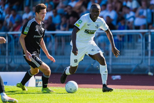 Lennart Garlipp (1. FC Bocholt, 15) im Zweikampf mit dem angreifenden Mohamed Cisse (VFB Hilden, 13) VFB Hilden vs. 1. FC Bocholt, Fussball, Regionalliga-West, 01.Spieltag, Saison 2026 27, 01.08.2026, VFB Hilden vs. 1. FC Bocholt, Fussball, Regionalliga-West, 01.Spieltag, Saison 2026 27, 01.08.2026 Hilden *** Lennart Garlipp (1 FC Bocholt, No. 15) in a tackle with the attacking Mohamed Cisse (VFB Hilden, No. 13); VFB Hilden vs. 1 FC Bocholt, soccer, Regionalliga West, Matchday 1, 2026–27 season, August 1, 2026, VFB Hilden vs. 1 FC Bocholt, soccer, Regionalliga West, Matchday 1, 2026–27 season, August 1, 2026, Hilden Copyright: xEibner-Pressefoto LukasxBaldygax EP_LBA