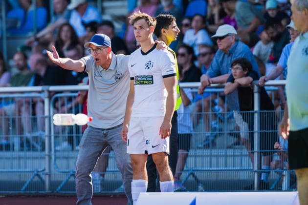 Antonio Molina (VFB Hilden, Trainer) gestikuliert und hat Nils Gatzke (VFB Hilden, 07) im Arm VFB Hilden vs. 1. FC Bocholt, Fussball, Regionalliga-West, 01.Spieltag, Saison 2026 27, 01.08.2026, VFB Hilden vs. 1. FC Bocholt, Fussball, Regionalliga-West, 01.Spieltag, Saison 2026 27, 01.08.2026 Hilden *** Antonio Molina (VFB Hilden), the coach, is gesturing and has Nils Gatzke (VFB Hilden, No. 07) in his arms. VFB Hilden vs. 1 FC Bocholt, soccer, Regionalliga West, Matchday 1, 2026–27 season, August 1, 2026, VFB Hilden vs. 1 FC Bocholt, soccer, Regionalliga West, Matchday 1, 2026–27 season, August 1, 2026, Hilden Copyright: xEibner-Pressefoto LukasxBaldygax EP_LBA