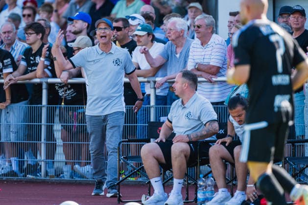 Antonio Molina (VFB Hilden, Trainer) sauer und schreit VFB Hilden vs. 1. FC Bocholt, Fussball, Regionalliga-West, 01.Spieltag, Saison 2026 27, 01.08.2026, VFB Hilden vs. 1. FC Bocholt, Fussball, Regionalliga-West, 01.Spieltag, Saison 2026 27, 01.08.2026 Hilden *** Antonio Molina, VFB Hilden; Coach is angry and yelling; VFB Hilden vs. 1 FC Bocholt, Soccer, Regionalliga West, Matchday 1, 2026–27 Season, August 1, 2026, VFB Hilden vs. 1 FC Bocholt, Soccer, Regionalliga West, Matchday 1, 2026–27 Season, August 1, 2026, Hilden Copyright: xEibner-Pressefoto LukasxBaldygax EP_LBA