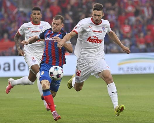 2. kolo prvni fotbalove ligy: Viktoria Plzen - Zbrojovka Brno, 1. srpna 2026, Plzen. Zleva Kaka ze Zbrojovky Brno, Matej Vydra z Plzne a Filip Vedral ze Zbrojovky Brno. (CTKxPhoto MiroslavxChaloupka) CTKPhotoP2026080104771  CTKPhotoP2026080104771