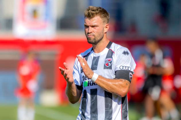 Heidenheim, Deutschland 01. August 2026: Testspiel - 2026 2027 - 1. FC Heidenheim 1846 gegen FC Ingolstadt 04 Im Bild: Yannick Deichmann (FCI) bedankt sich bei den mitgereisten Fans Voith-Arena Bayern *** Heidenheim, Germany, August 1, 2026; Friendly Match 2026–2027: 1. FC Heidenheim 1846 vs. FC Ingolstadt 04; Pictured: Yannick Deichmann; FCI thanks the fans who traveled with the team; Voith Arena, Bavaria Copyright: xFotostandx xSchäferx