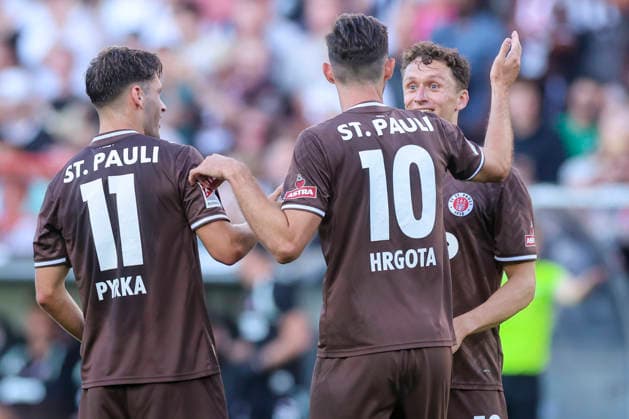 Martijn Kaars (FC St. Pauli) celebrates after scoring his teams second goal with Arkadiusz Pyrka (FC St. Pauli) and Branimir Hrgota (FC St. Pauli) during the pre-season friendly match between FC St. Pauli and RC Deportivo La Corunaat Millerntor Stadium on August 1, 2026 in Hamburg, Germany. (Photo by Marco Steinbrenner DeFodi Images) - *** Martijn Kaars of FC St. Pauli celebrates after scoring his team s second goal alongside Arkadiusz Pyrka of FC St. Pauli and Branimir Hrgota of FC St. Pauli during the preseason friendly match between FC St. Pauli and RC Deportivo La Coruna at Millerntor Stadium on August 1, 2026 in Hamburg, Germany. Photo by Marco Steinbrenner, DeFodi Images