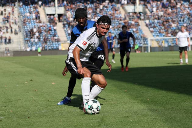Am Ball Can Uzu (Eintracht Frankfurt, 42), Ba.Sanoussy (SV Waldhof Mannheim, 25) GER, SV Waldhof Mannheim gegen Eintracht Frankfurt, Fussball, Testspieltag, Spielzeit 2026, 01.08.2026. (DFL DFB REGULATIONS PROHIBIT ANY USE OF PHOTOGRAPHS as IMAGE SEQUENCES and or QUASI-VIDEO). GER,SV Waldhof Mannheim gegen Eintracht Frankfurt, Fussball, Testspieltag, Spielzeit 2026, 01.08.2026. Mannheim *** Am Ball Can Uzu Eintracht Frankfurt, 42, Ba Sanoussy SV Waldhof Mannheim, 25 GER, SV Waldhof Mannheim vs. Eintracht Frankfurt, Soccer, Friendly Match Day, 2026 Season, August 1, 2026 DFL DFB regulations prohibit any use of photographs as image sequences and or quasi-video GER, SV Waldhof Mannheim vs. Eintracht Frankfurt, soccer, friendly match day, 2026 season, August 1, 2026, Mannheim Copyright: xEibner-Pressefoto JoergxHirschx EP_JHH