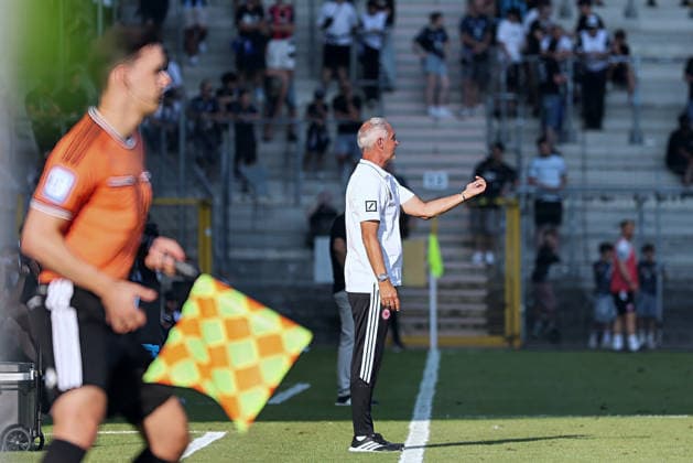 Adi Huetter (Eintracht Frankfurt, Cheftrainer) Gestik, Geste, gestikuliert, GER, SV Waldhof Mannheim gegen Eintracht Frankfurt, Fussball, Testspieltag, Spielzeit 2026, 01.08.2026. (DFL DFB REGULATIONS PROHIBIT ANY USE OF PHOTOGRAPHS as IMAGE SEQUENCES and or QUASI-VIDEO). GER,SV Waldhof Mannheim gegen Eintracht Frankfurt, Fussball, Testspieltag, Spielzeit 2026, 01.08.2026. Mannheim *** Adi Huetter, Eintracht Frankfurt, Head Coach; gestures, GER; SV Waldhof Mannheim vs. Eintracht Frankfurt; soccer; friendly match day; 2026 season, August 1, 2026 DFL DFB REGULATIONS PROHIBIT ANY USE OF PHOTOGRAPHS as IMAGE SEQUENCES and or QUASI-VIDEO GER, SV Waldhof Mannheim vs. Eintracht Frankfurt, soccer, friendly match day, 2026 season, August 1, 2026, Mannheim Copyright: xEibner-Pressefoto JoergxHirschx EP_JHH