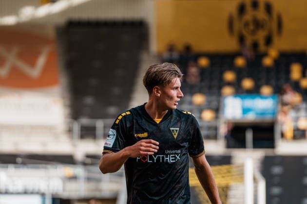 Niederlande Deutschland: Fußball Testspiel Männer 2026 - 2027 - Roda JC Kerkrade vs. Alemannia Aachen - Parkstad Limburg Stadion, Matti Wagner (Alemannia Aachen, 3), Ecke, Eckstoß, Konzentration, konzentriert *** Netherlands vs. Germany Men s Soccer Friendly 2026 2027 Roda JC Kerkrade vs. Alemannia Aachen Parkstad Limburg Stadium, Matti Wagner Alemannia Aachen, 3, corner, corner kick, concentration, focused Copyright: xThiemoxRudolphx