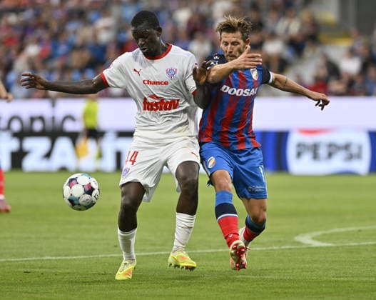 2. kolo prvni fotbalove ligy: Viktoria Plzen - Zbrojovka Brno, 1. srpna 2026, Plzen. Zleva Amadou Dante ze Zbrojovky Brno a Patrik Hrosovsky z Plzne. (CTKxPhoto MiroslavxChaloupka) CTKPhotoP2026080104945  CTKPhotoP2026080104945