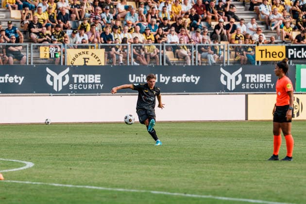 Niederlande Deutschland: Fußball Testspiel Männer 2026 - 2027 - Roda JC Kerkrade vs. Alemannia Aachen - Parkstad Limburg Stadion, Matti Wagner (Alemannia Aachen, 3) am Ball, direkter Freistoß *** Netherlands vs. Germany Men s Soccer Friendly 2026 2027 Roda JC Kerkrade vs. Alemannia Aachen Parkstad Limburg Stadium, Matti Wagner (Alemannia Aachen), 3 players on the ball, direct free kick Copyright: xThiemoxRudolphx