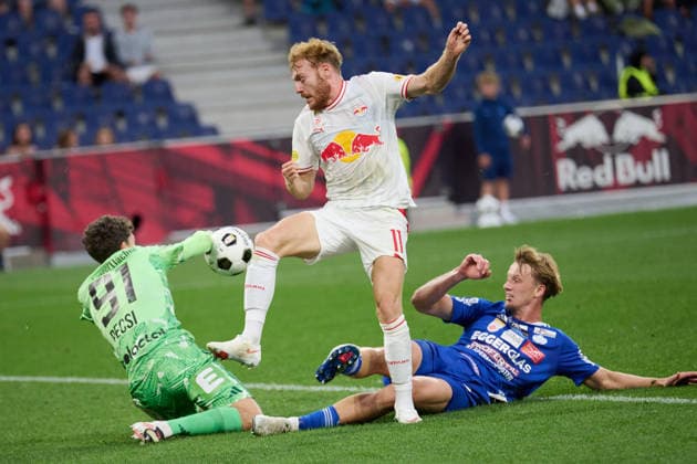 Salzburg, Österreich 01. August 2026: ADMIRAL Bundesliga - 2026 2027 - Sp. 1 - FC Red Bull Salzburg gegen TSV Egger Glas Hartberg Im Bild: v.li. Torwart Armin Pecsi (TSV), Yorbe Vertessen (RB), Fabian Wilfinger (TSV) Red Bull Arena *** Salzburg, Austria, August 1, 2026 ADMIRAL Bundesliga 2026–2027 Matchday 1: FC Red Bull Salzburg vs. TSV Egger Glas Hartberg Pictured, from left: Goalkeeper Armin Pecsi (TSV), Yorbe Vertessen (RB), Fabian Wilfinger (TSV) at Red Bull Arena Copyright: xFotostandx xWassmuthx