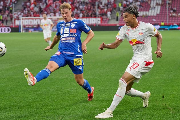 Salzburg, Österreich 01. August 2026: ADMIRAL Bundesliga - 2026 2027 - Sp. 1 - FC Red Bull Salzburg gegen TSV Egger Glas Hartberg Im Bild: v. li. im Zweikampf Fabian Wilfinger (TSV), Enrique Aguilar (RB) Red Bull Arena *** Salzburg, Austria, August 1, 2026 ADMIRAL Bundesliga 2026–2027 Matchday 1: FC Red Bull Salzburg vs. TSV Egger Glas Hartberg Pictured, from left, in a tackle: Fabian Wilfinger (TSV) and Enrique Aguilar (RB Red Bull Arena) Copyright: xFotostandx xWassmuthx