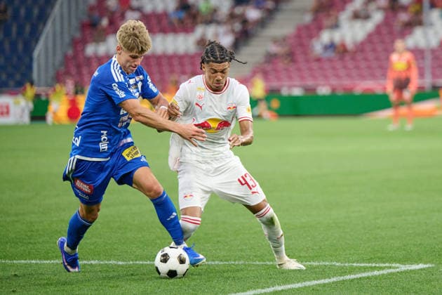 Salzburg, Österreich 01. August 2026: ADMIRAL Bundesliga - 2026 2027 - Sp. 1 - FC Red Bull Salzburg gegen TSV Egger Glas Hartberg Im Bild: v. li. im Zweikampf Paul Komposch (TSV), Enrique Aguilar (RB) Red Bull Arena *** Salzburg, Austria, August 1, 2026 ADMIRAL Bundesliga 2026–2027 Matchday 1: FC Red Bull Salzburg vs. TSV Egger Glas Hartberg Pictured, from left, in a tackle: Paul Komposch (TSV) and Enrique Aguilar (RB Red Bull Arena) Copyright: xFotostandx xWassmuthx